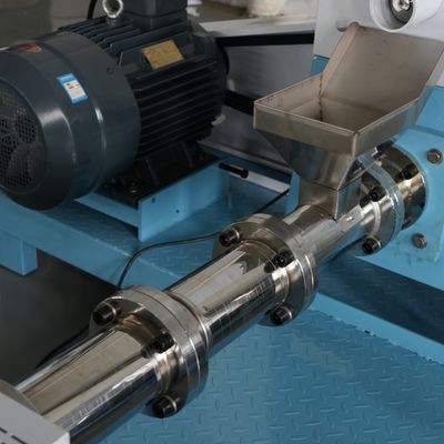 Toz Geçirmez Balık Yemi Pelet Makinesi İşleme 250kg / H 18.5kw Snack Puff Maker