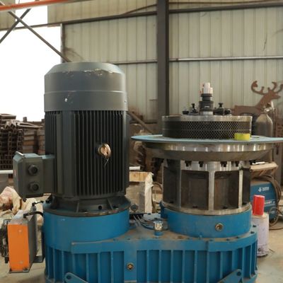 Düz Kalıp Ahşap Pelet Makinesi 1100kg / H 800kg / H Enerji Tasarruflu Paslanmaz